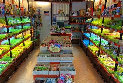 三只小猪零食店