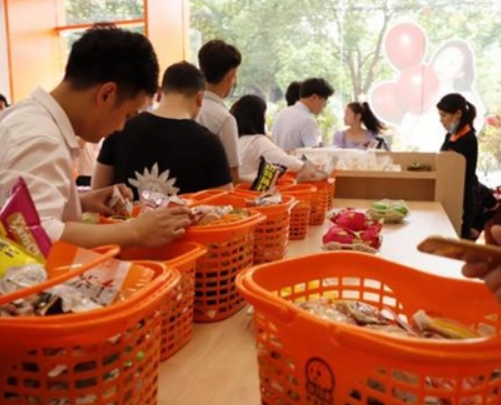 零食店一天营业额多少